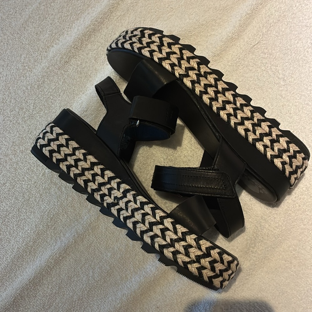 NWOT Sorel Black platform sandals, size 7 1/2